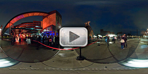 Vorschaubild zum Panorama Extraschicht - nächtliche Warteschlange am Ruhrmuseum
